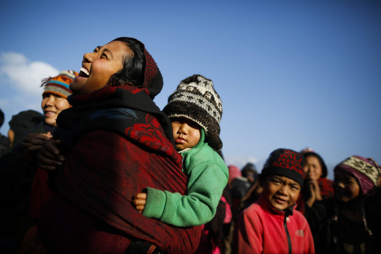Image: People affected by earthquake in Lapark receive winter aid