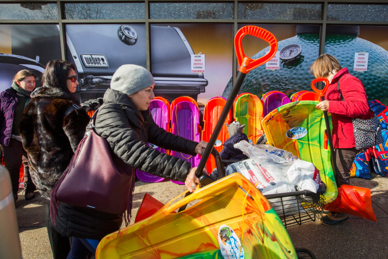 Image: DC Area residents prepare for snowstorm