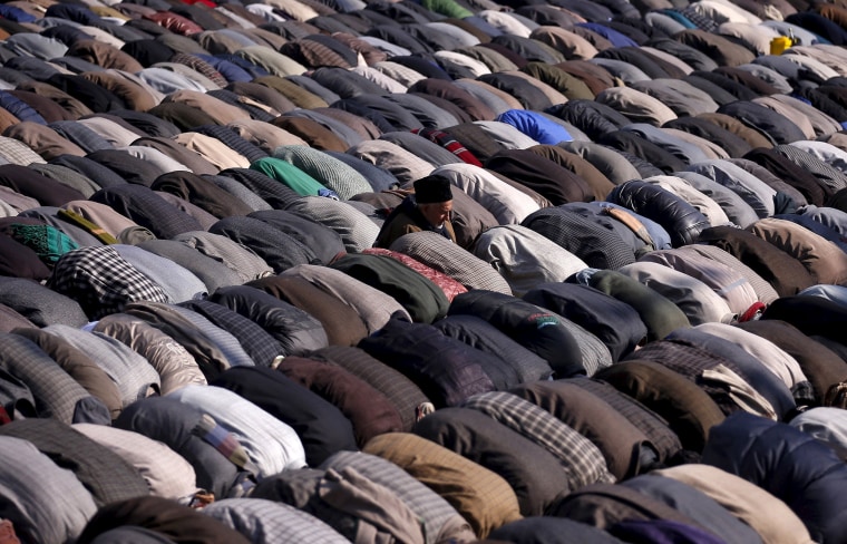 Image: Kashmiri Muslims pray outside the shrine of Jeelani on his death anniversary in Srinagar