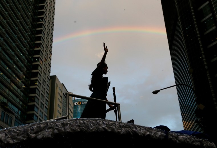 Image: A rainbow appears over newly crowned Miss Universe Pia Alonzo Wurtzbach