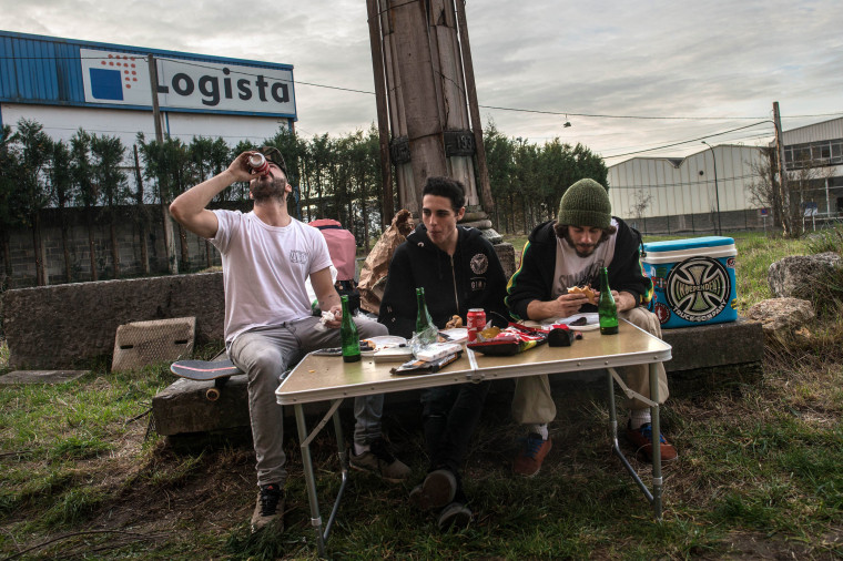 Image: Skaters have lunch outside the Santa Barbara church