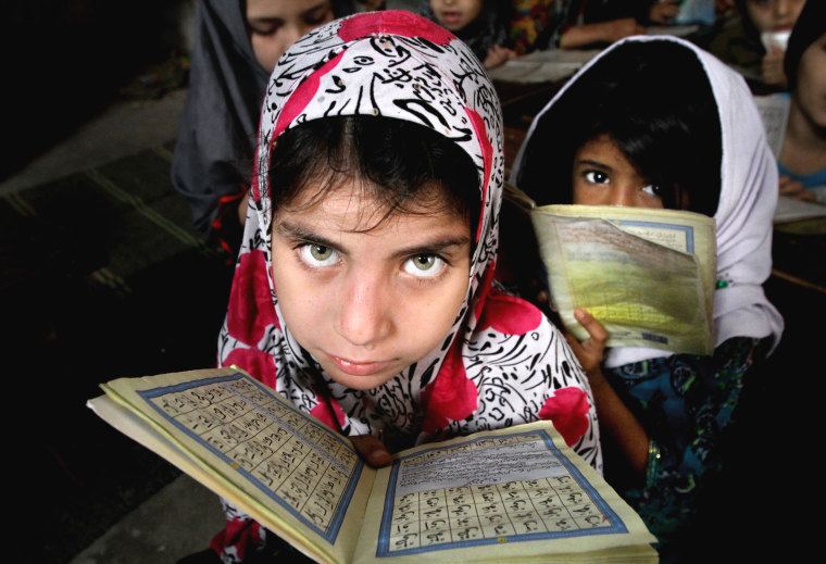 Image: Pakistani girls read the Quran in Karachi