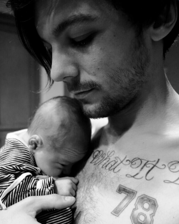 Image: A photo of Louis Tomlinson and his new born baby