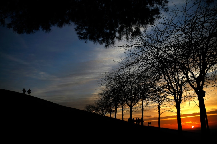 Image: People stroll alongside one of the hills of the Tio Pio park in Madrid