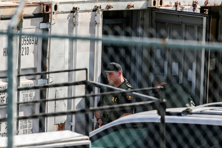 Image: Orange County Sheriff agents search for escaped inmates