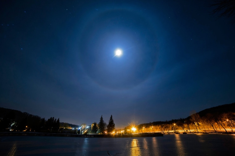 Image: The halo phenomenon around the moon