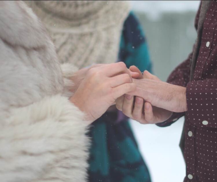 Couple gets married during snowstorm