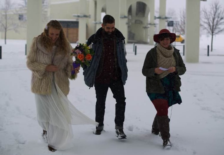 Couple gets married during snowstorm