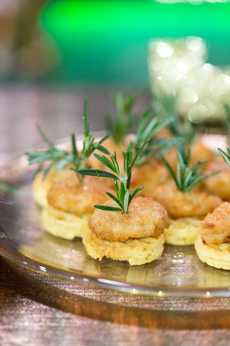 Home and food ideas for your Super Bowl party: mini chicken and waffles