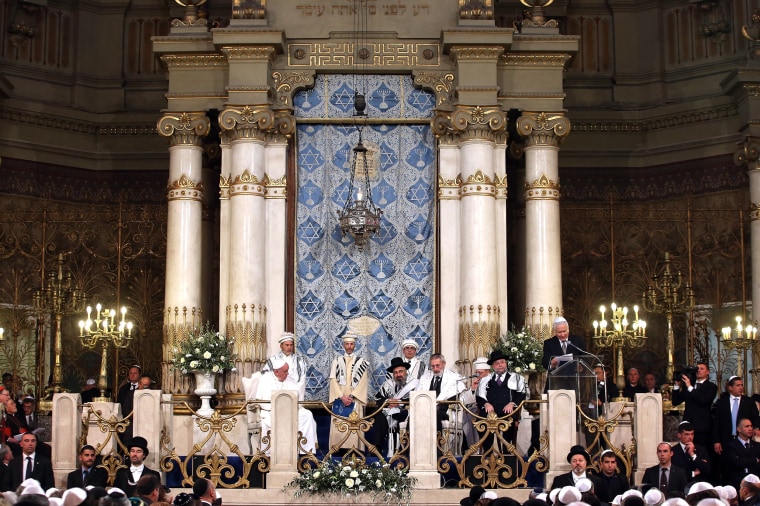 Image: Pope Francis visits Rome's Great synagogue