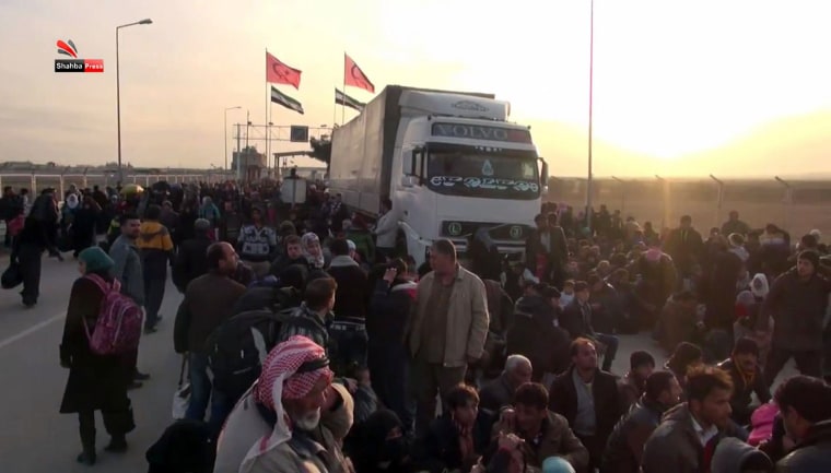 Image: Syrians flee from the northern embattled city of Aleppo