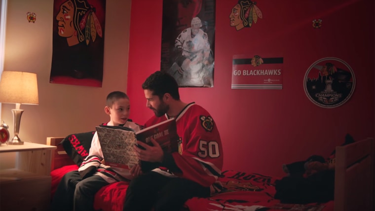 Chicago Blackhawks Corey Crawford reads to a fan