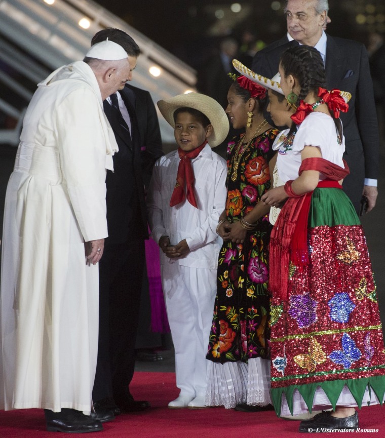 Image: Pope Francis greets youth dressed in traditional Mexican outfits upon his arrival
