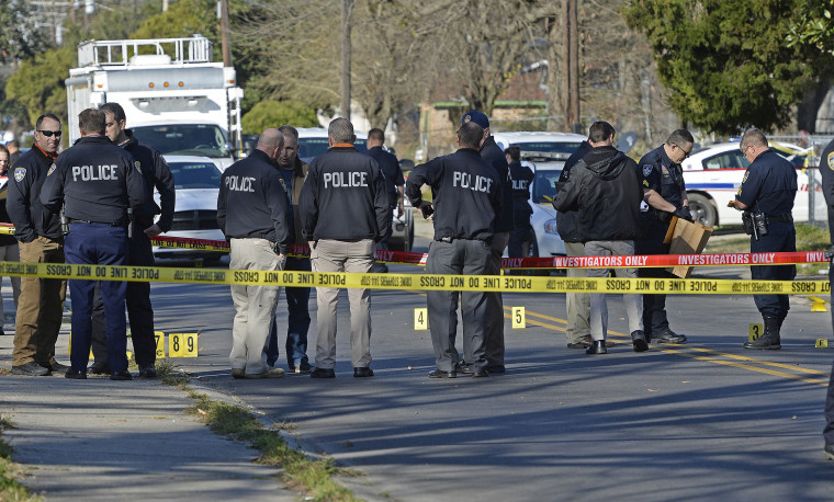 Image: Officers investigate the scene of a shooting in Baton Rouge