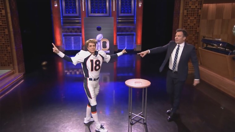 Kristen Wiig's impersonation of Manning included showing off his famous passing ability.