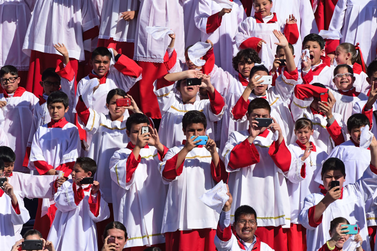Image: Altar boys cheer as Pope Francis arrives in Ciudad Juarez