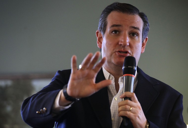 Image:Republican presidential candidate Sen. Ted Cruz (R-TX) speaks to voters during a campaign event