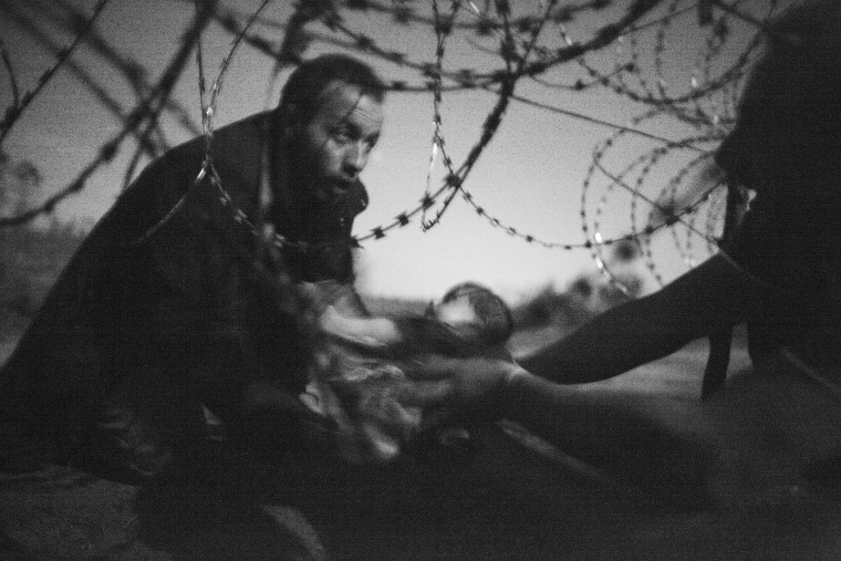 Image: World Press Photo of the Year and Spot News, 1st prize singles Warren Richardson - Hope for a New Life)