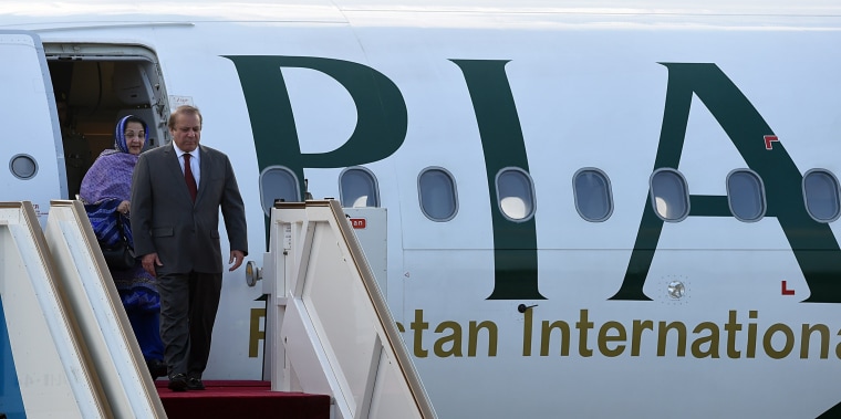 Image: Nawaz Sharif and wife Kalsoom Nawaz Sharif arrive in Sri Lanka on Jan. 4, 2016