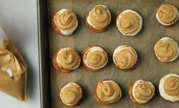 Fluffernutter Mallomars: Top with a swirl of the creamy peanut butter mixture