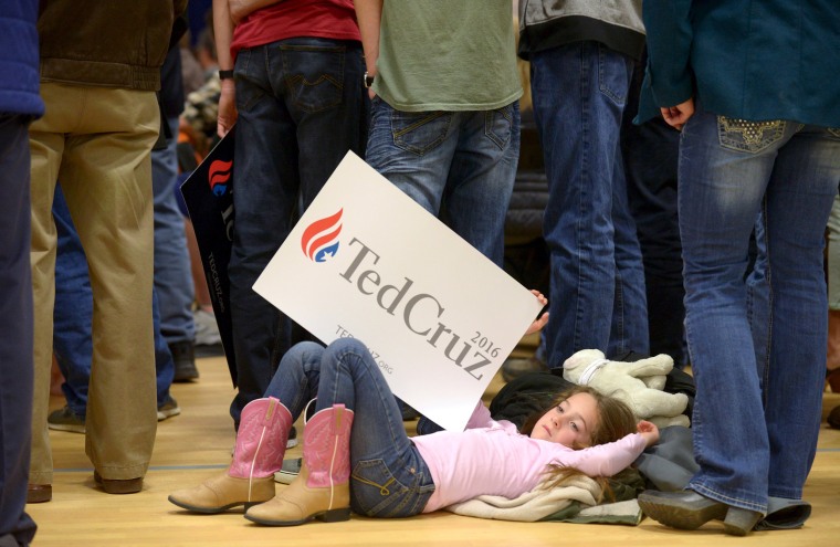 Image:A young girl relaxes as Republican Presidential candidate Ted Cruz speaks