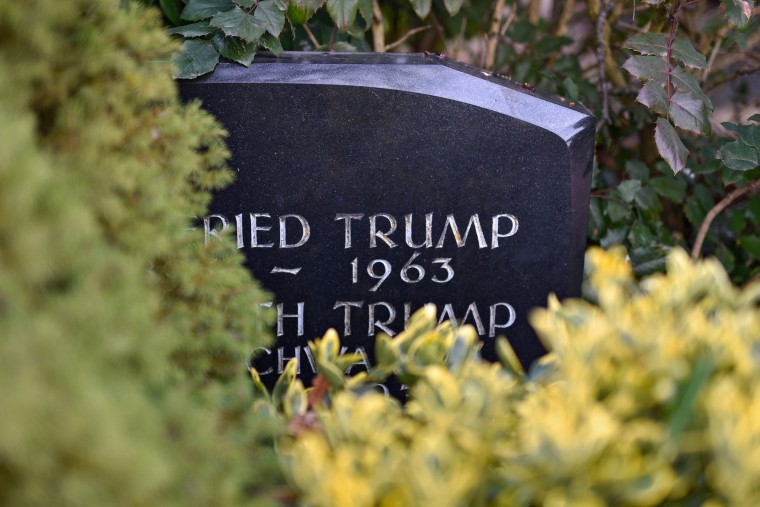 Image: A gravestone with the inscription of the Trump family name