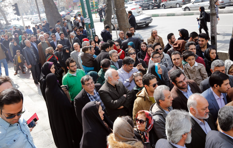 Image: Iranians wait to vote in Tehran