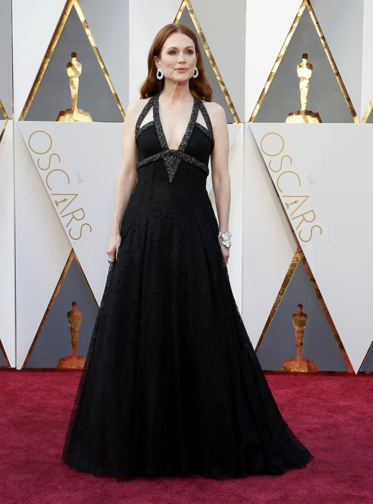 Image: Presenter Julianne Moore arrives at the 88th Academy Awards in Hollywood