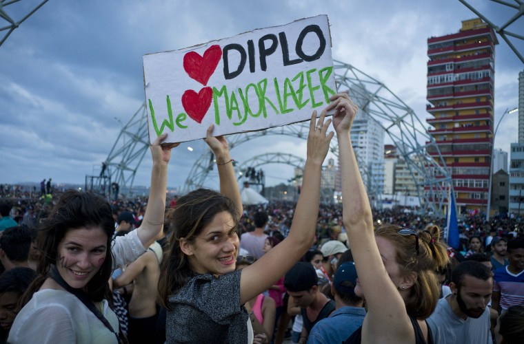 Image: Fans show a sign during a free concert in Havana