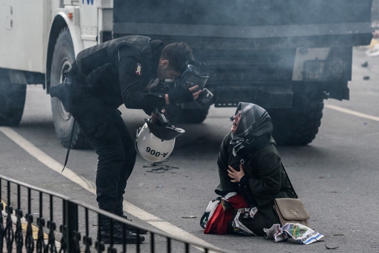 Image: TOPSHOT-TURKEY-POLITICS-MEDIA-POLICE-DEMO
