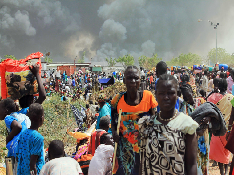 Image: South Sudanese civilians flee fighting in the northeastern town of Malakal