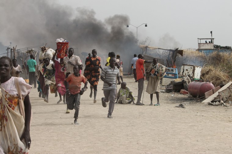 Image: South Sudanese civilians flee fighting in an United Nations base in the northeastern town of Malakal