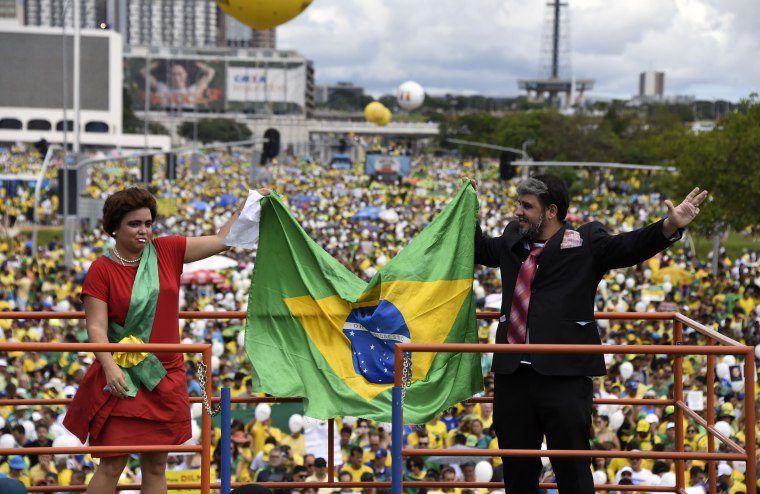 Image: Opponents of the Brazilian government disguised as President Dilma Rousseff (L) and former President Luiz Inacio Lula Da Silva protest