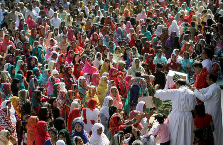 Image: Pakistani Christians pray during a Palm Sunday Mass