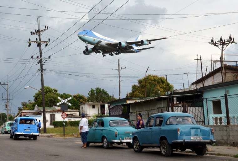 Image: Air Force One carrying President Obama and his family flies over a neighborhood of Havana