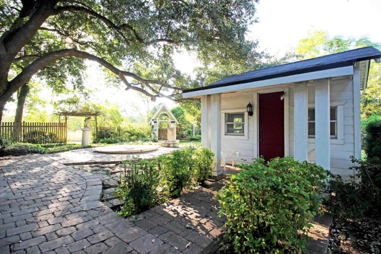 Chip and Joanna Gaines of "Fixer Upper" buy new home in Texas