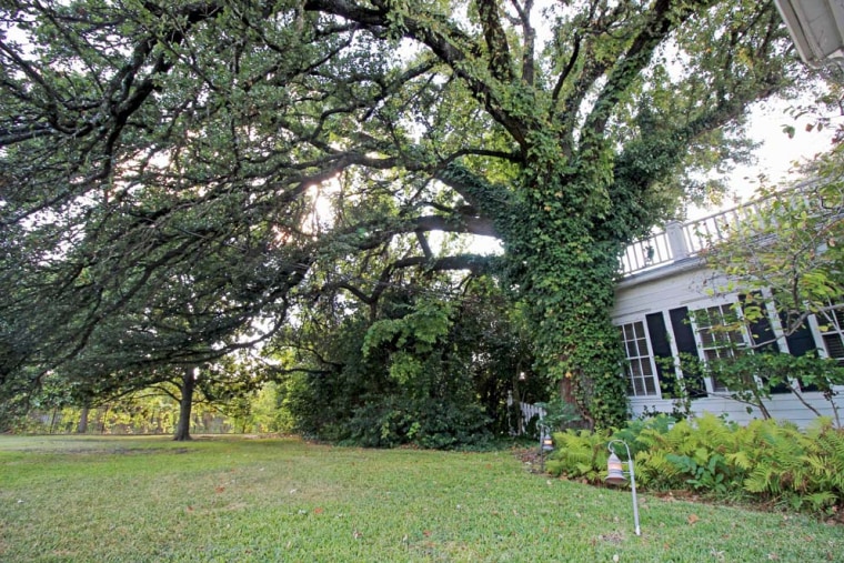 Chip and Joanna Gaines of "Fixer Upper" buy new home in Texas