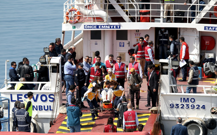 Image: Migrants arrive at the Dikili harbor