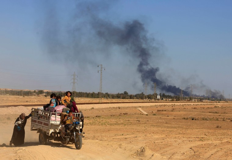Image: Iraqis flee city of Hit/Heet