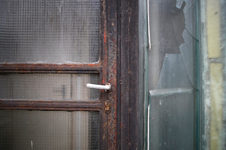 Image: A broken window at the border crossing between Austria and Hungary near Rattersdorf