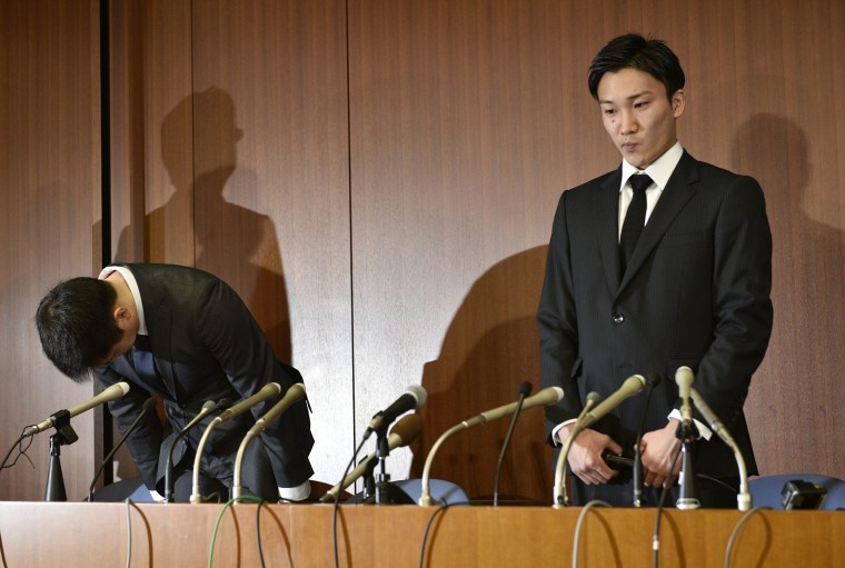 Image: Japanese badminton players Kenichi Tago and Kento Momota apologize for illegal gambling