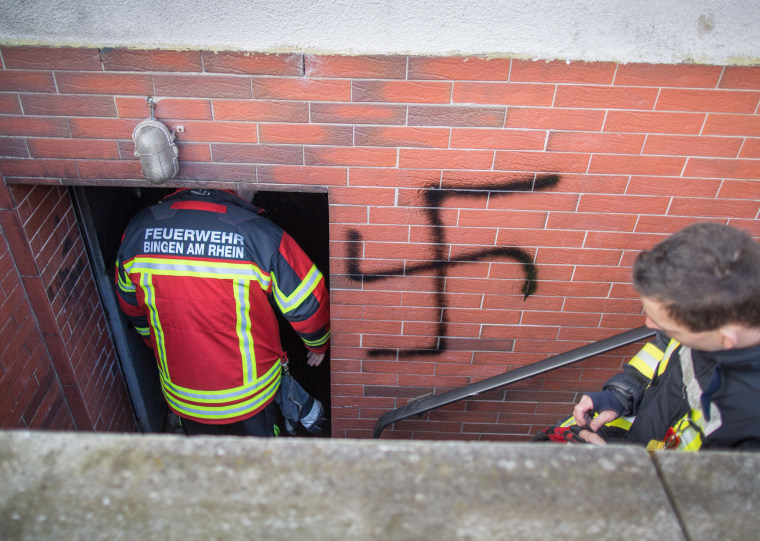 Image: A swastika sprayed on the basement entrance of shelter for migrants and refugees in Bingen, Germany