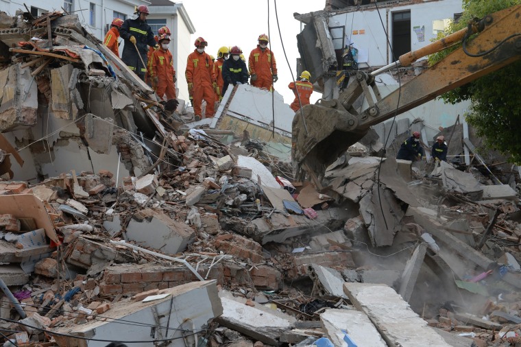 Image: A three-floor building collapses in Shanghai