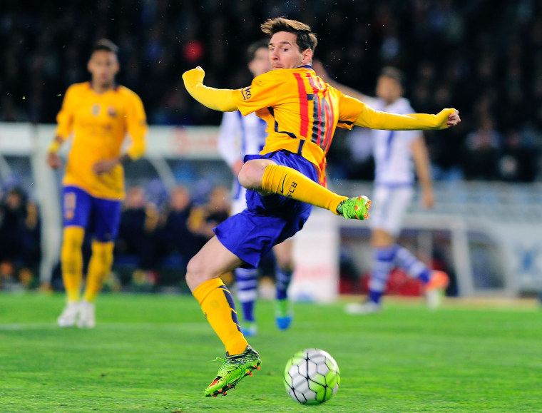 Barcelona's Argentinian forward Lionel Messi tries to control the ball