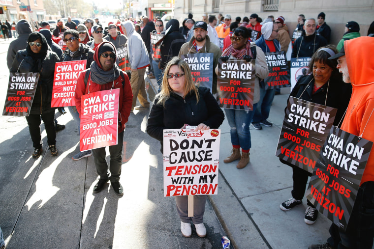 Image: Verizon workers strike