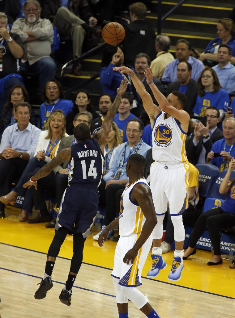 Golden State Warriors Beat Memphis Grizzlies 125-104, Make NBA History