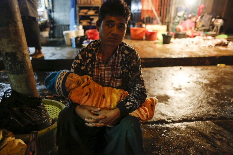 Image: The Wider Image: Children toil in Myanmar
