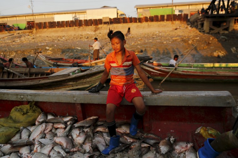 Image: The Wider Image: Children toil in Myanmar