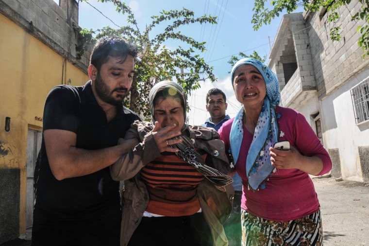 Image: Residents flee as rockets fired from Syria land in the Turkish town of Kilis o
