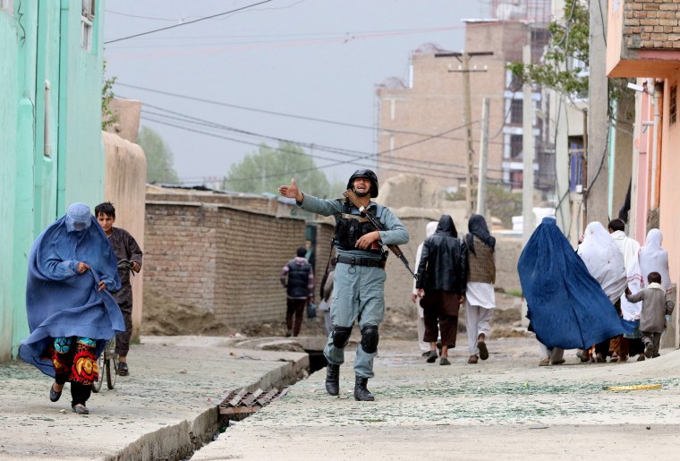 Image: Security officials secure the area surrounding the Ministry of Defense in Kabul